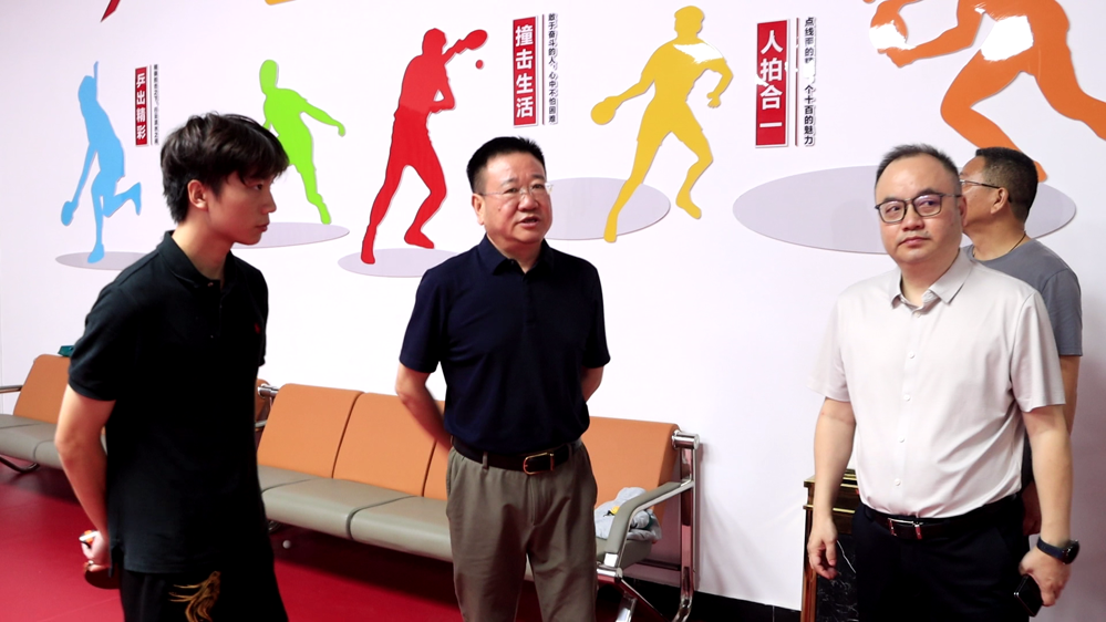 市領(lǐng)導(dǎo)開展教師節(jié)走訪慰問活動