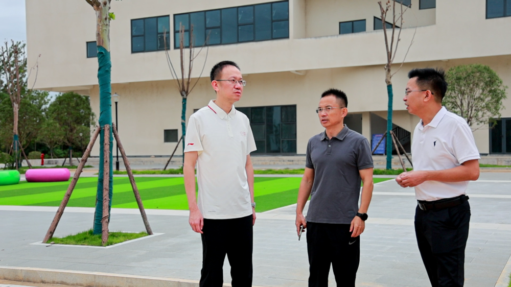 彭子晟調(diào)度工人文化宮建設(shè)工作