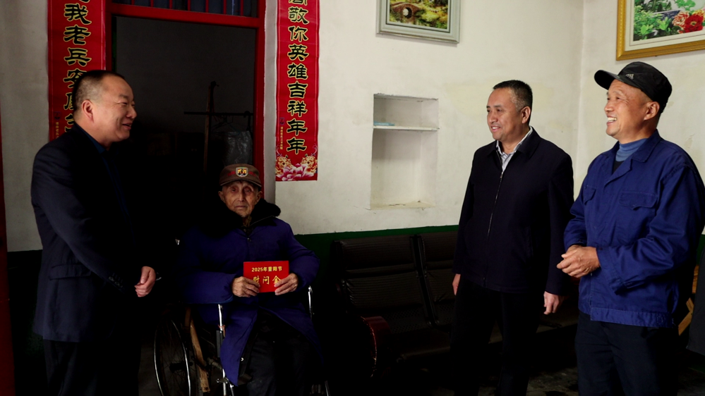 市领导重阳节走访慰问百岁老人