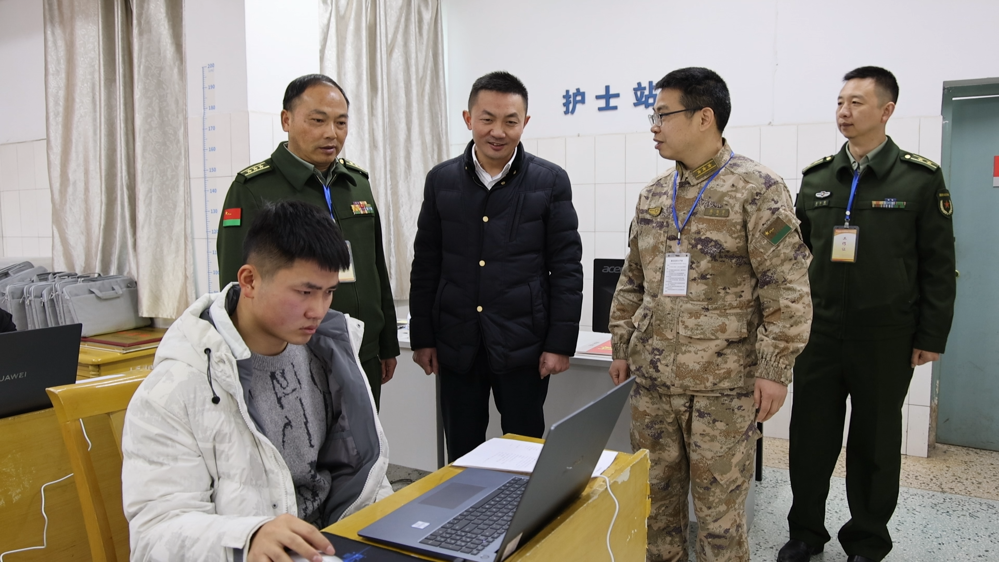 市领导督导征兵体检工作