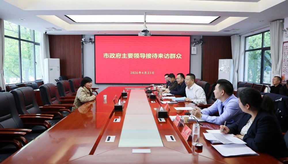 李军林接待来访群众