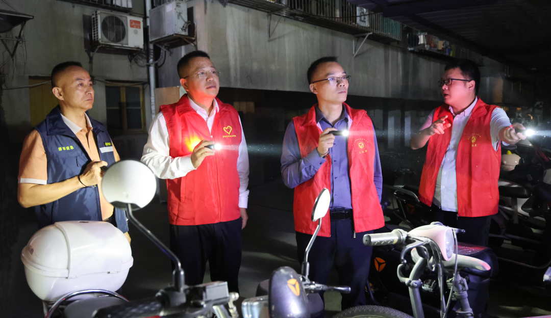 李军林带队开展消防安全夜巡夜查